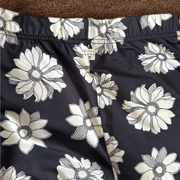 NWT billabong flower print black and white flared leggings - Picture 4 of 4